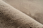 Detailshot van de zachte structuur van het Maan vloerkleed in taupe