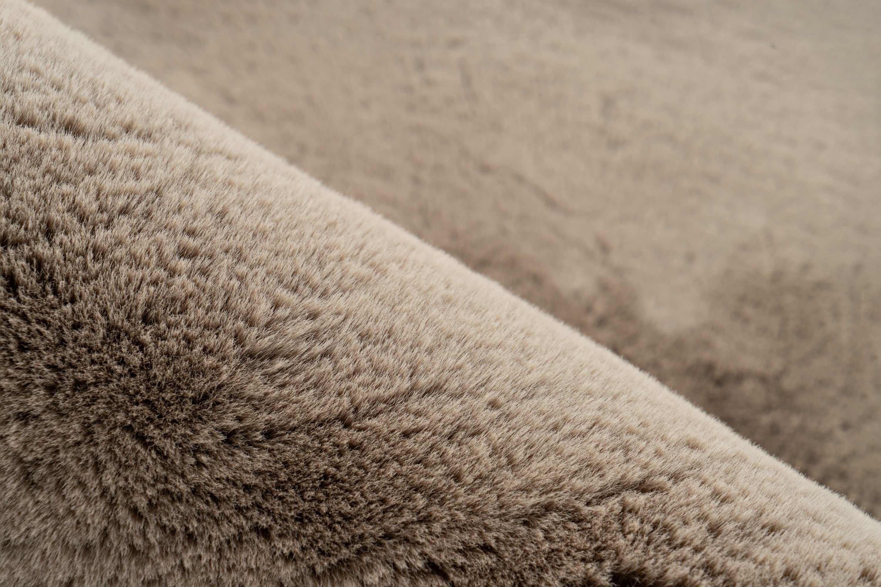 Detailshot van de zachte structuur van het Maan vloerkleed in taupe