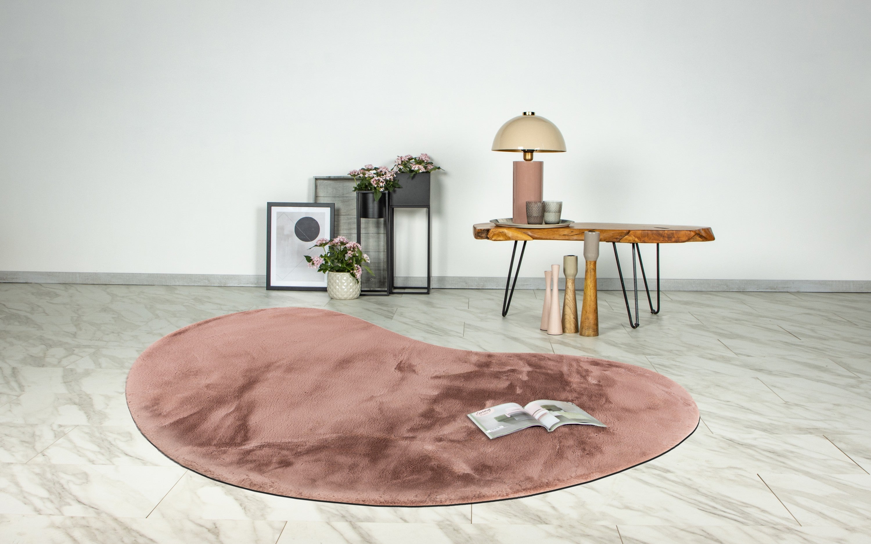 Gezellige woonkamer met een zachtroze Maan vloerkleed als subtiele kleurtoevoeging