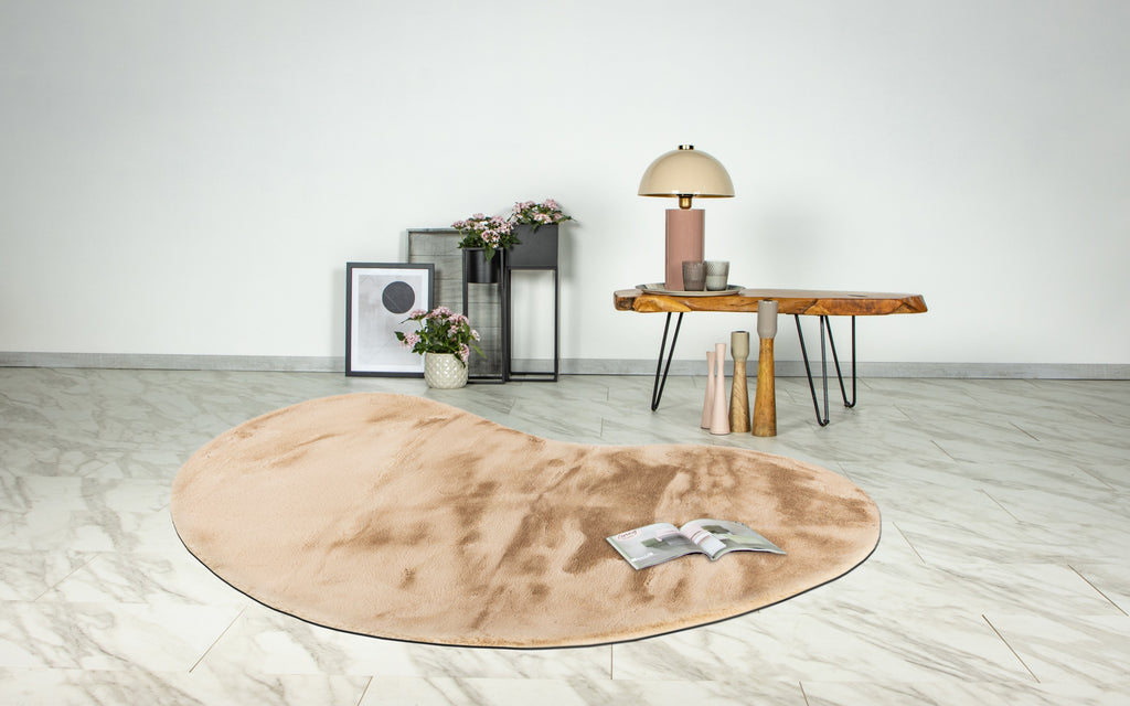 Zandbeige Maan vloerkleed in een warme woonkamer met neutrale tinten