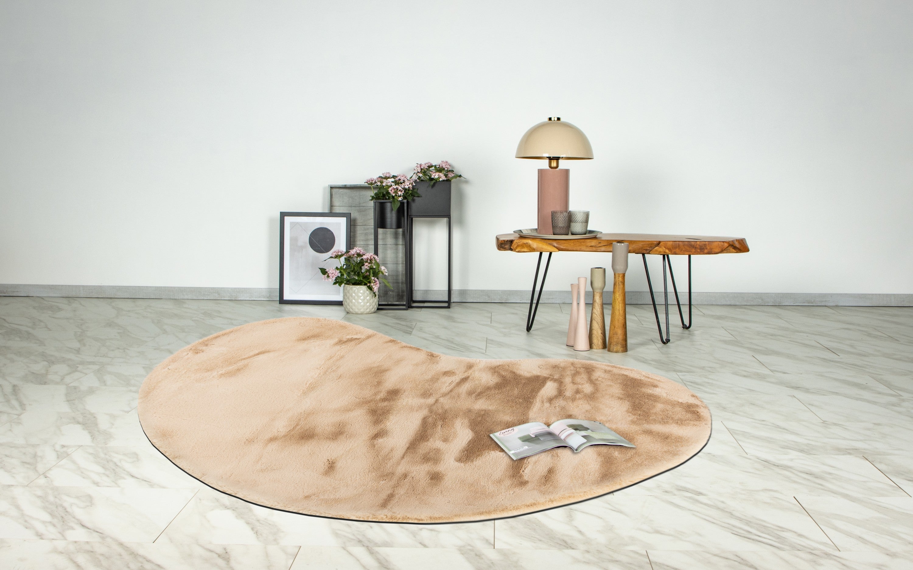 Zandbeige Maan vloerkleed in een warme woonkamer met neutrale tinten
