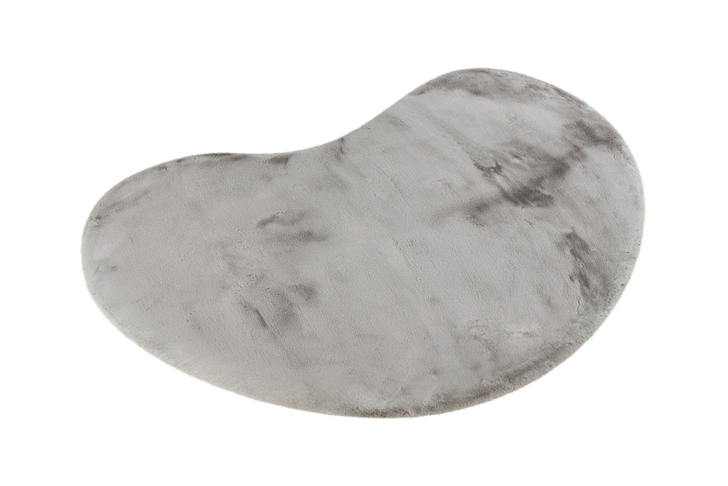 Bovenaanzicht van het vloerkleed in zilvergrijze tint met golvende lijnen uit de Maan collectie