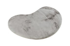Bovenaanzicht van het vloerkleed in zilvergrijze tint met golvende lijnen uit de Maan collectie