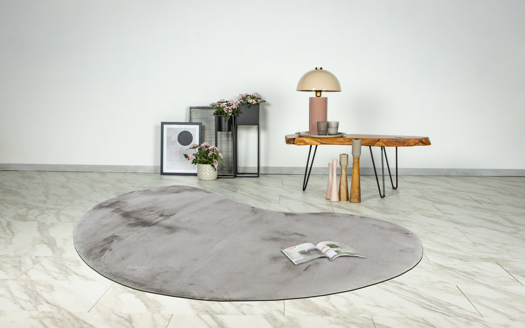 Zilvergrijs Maan vloerkleed als rustige basis in een modern ingerichte woonkamer