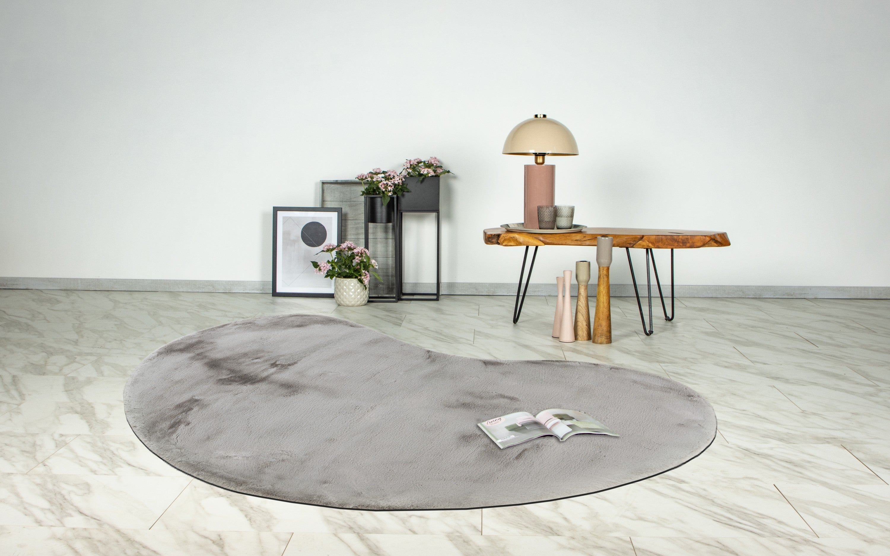 Zilvergrijs Maan vloerkleed als rustige basis in een modern ingerichte woonkamer