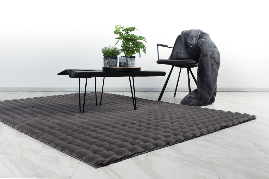 Het antraciet Softedge vloerkleed als stijlvol accent in een strakke woonkamer