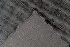 Close-up van een hoek van het antraciet Softedge vloerkleed met zicht op de backing