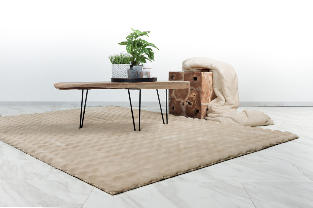 Het beige Softedge vloerkleed als warm accent in een lichte woonkamer