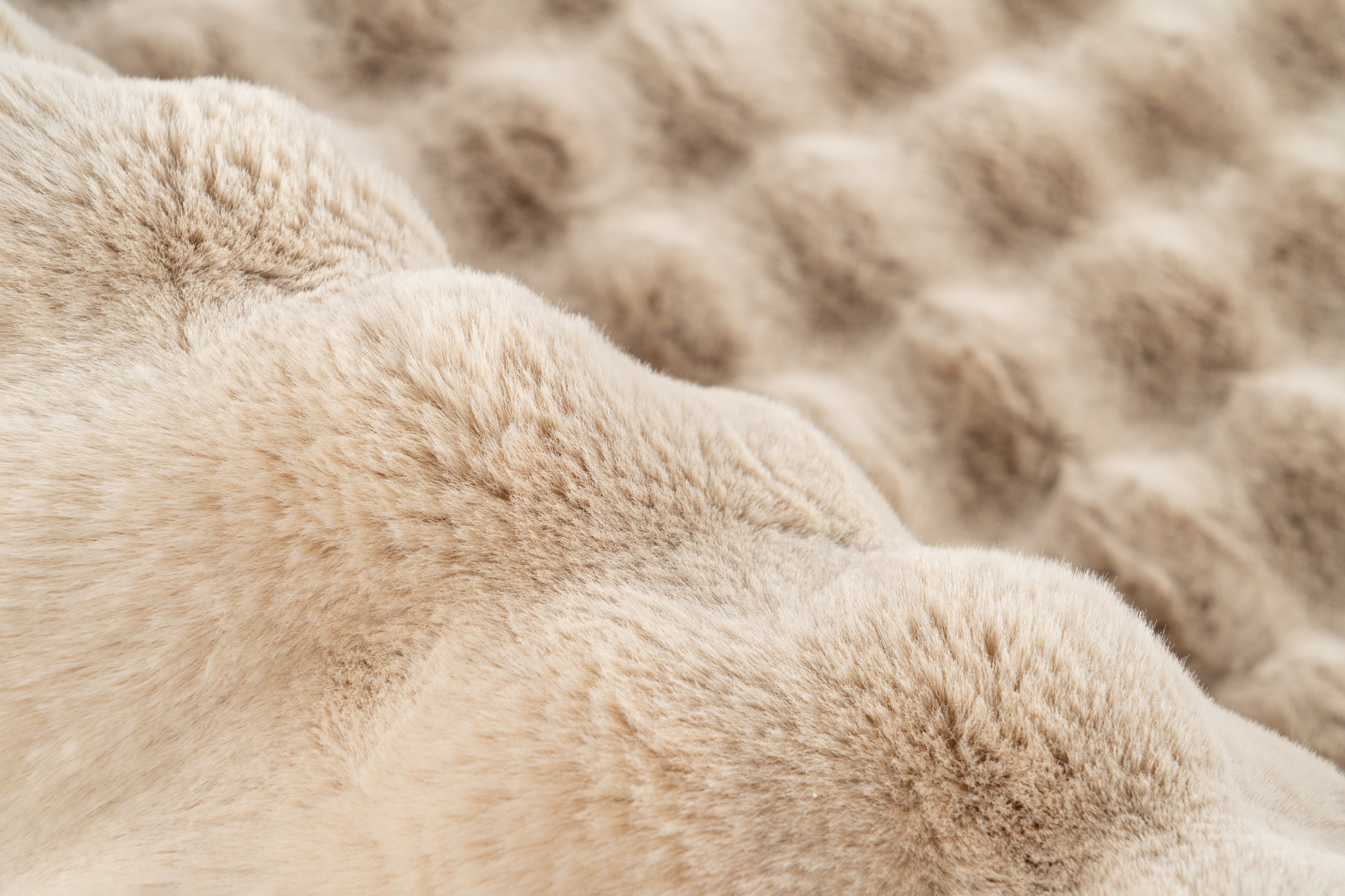 Ingezoomd op de fijne vezels van het beige Softedge vloerkleed voor een comfortabele uitstraling