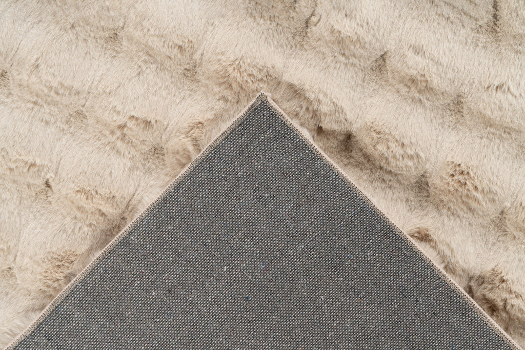 Close-up van een hoek van het beige Softedge vloerkleed met zicht op de backing