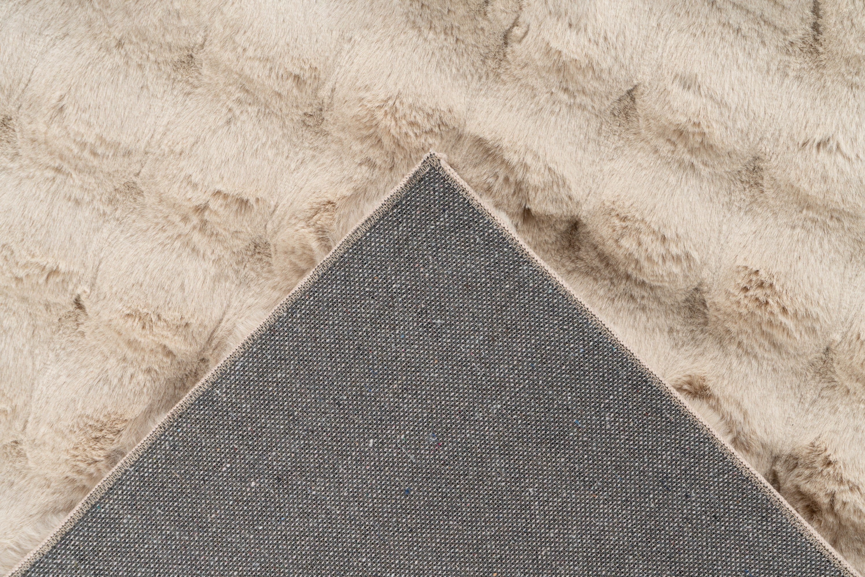 Ingezoomd op de fijne vezels van het Taupe Softedge vloerkleed voor een comfortabele uitstraling
