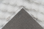 Close-up van een hoek van het zilvergrijs Softedge vloerkleed met zicht op de backing