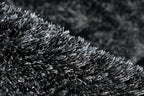 Close-up van de golvende structuur van antraciet Softwave vloerkleed met fijne vezels