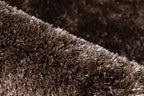 Close-up van golvende structuur van bruin Softwave vloerkleed met fijne vezels