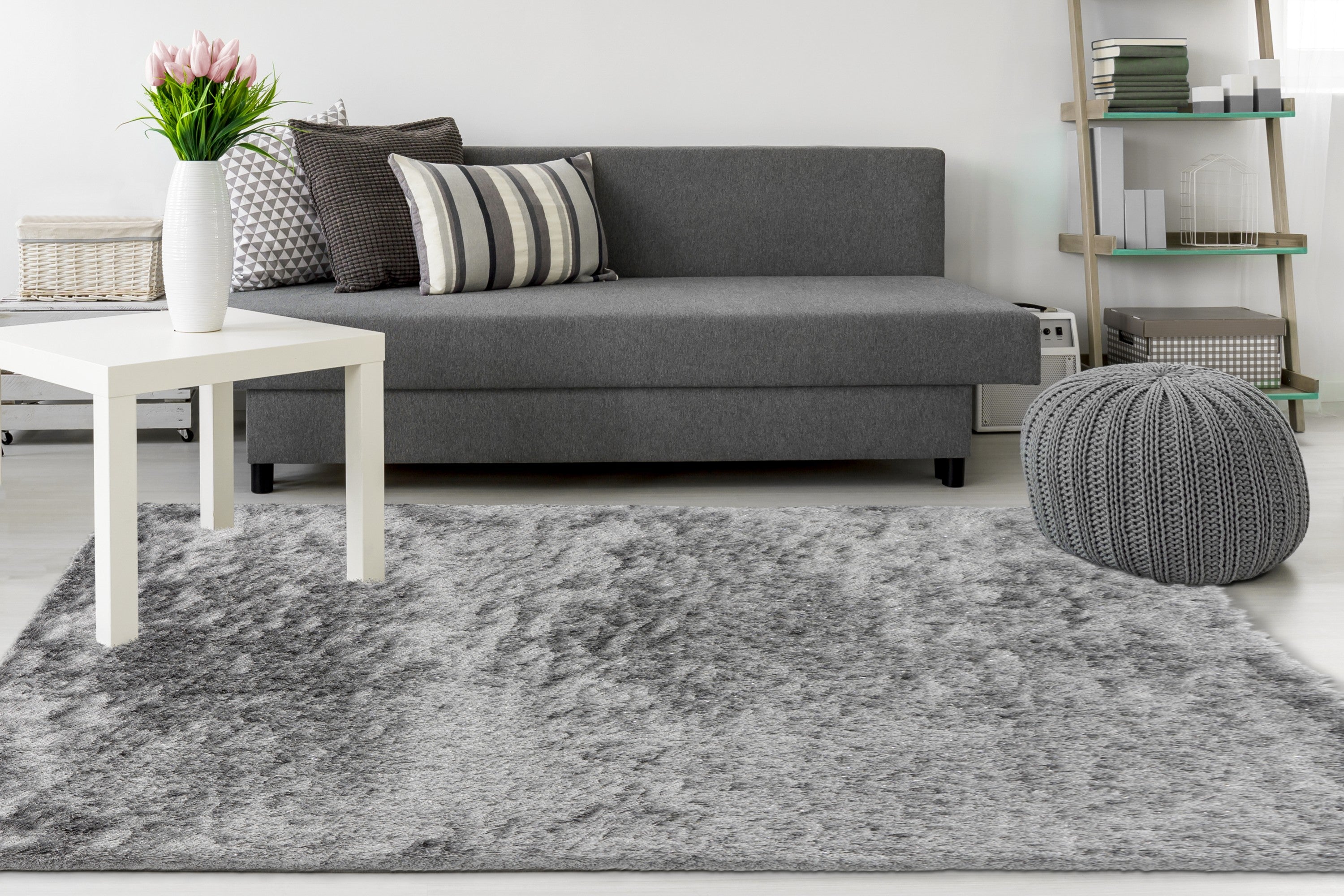 Zilvergrijs Softwave vloerkleed in lichte, moderne woonkamer