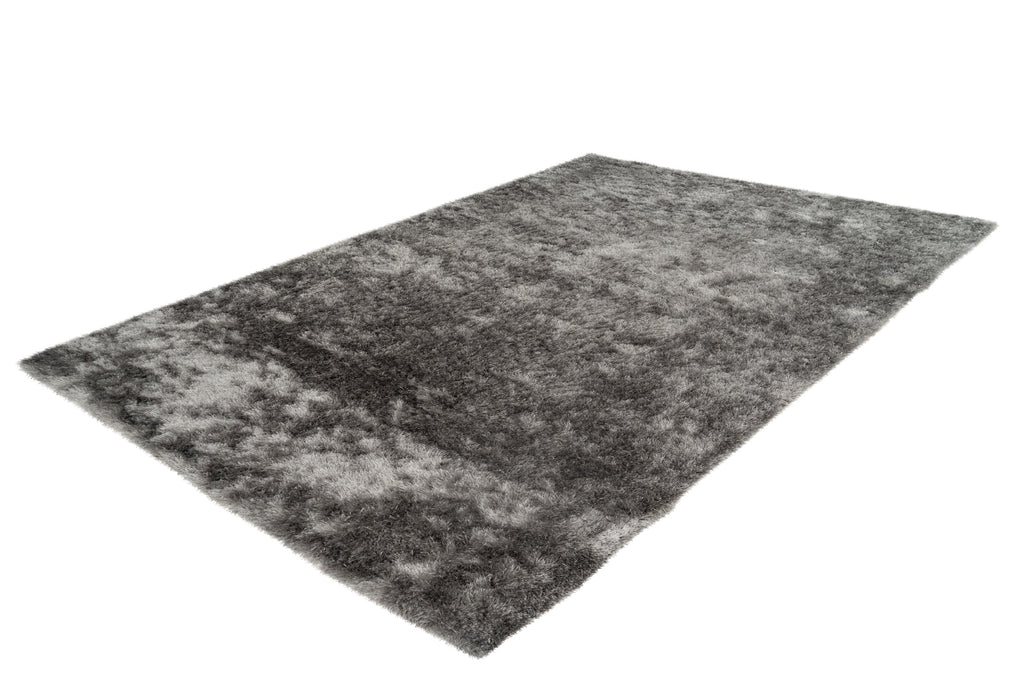 Zijaanzicht van zilvergrijs Softwave vloerkleed met focus op textuur en dikte