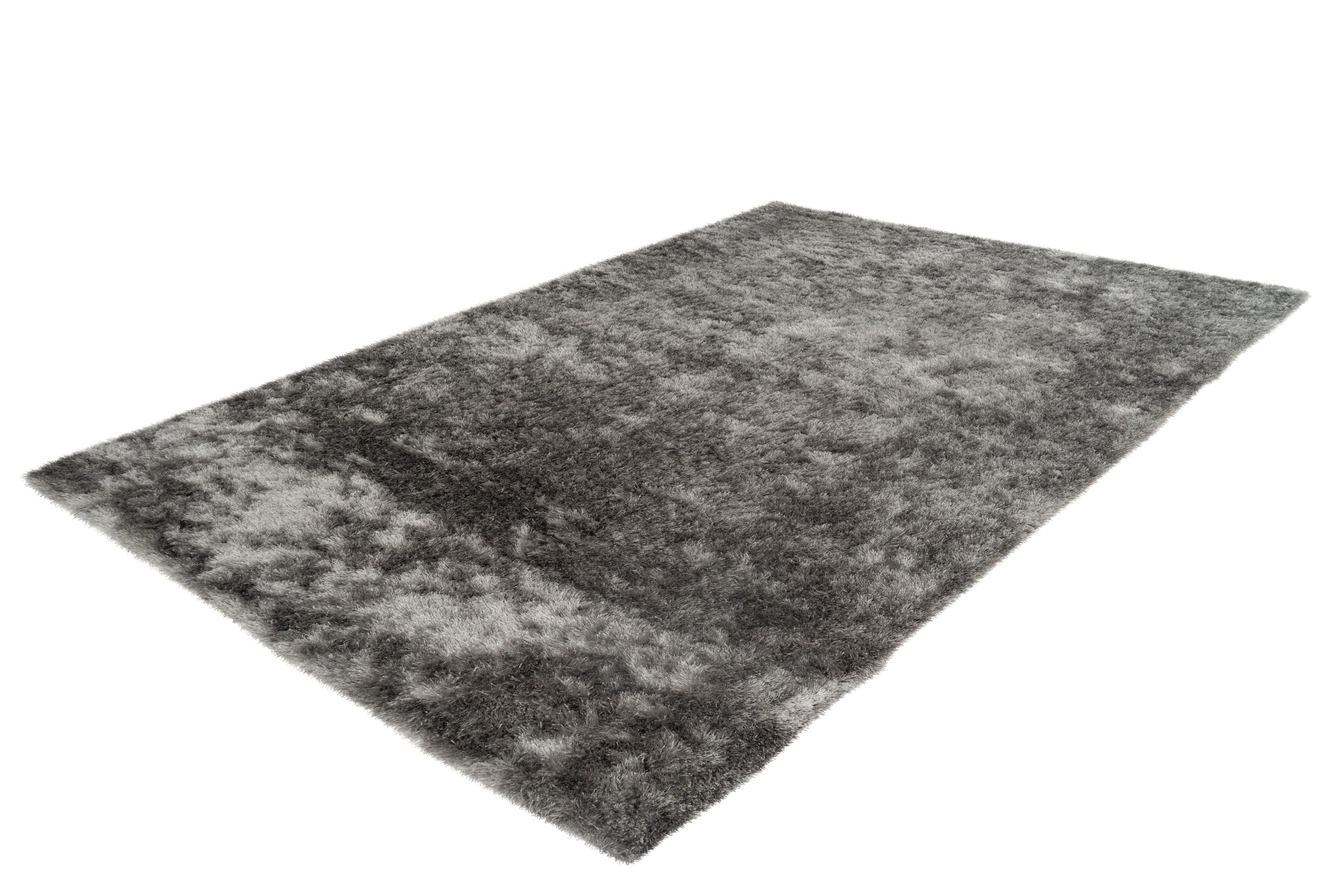 Zijaanzicht van zilvergrijs Softwave vloerkleed met focus op textuur en dikte