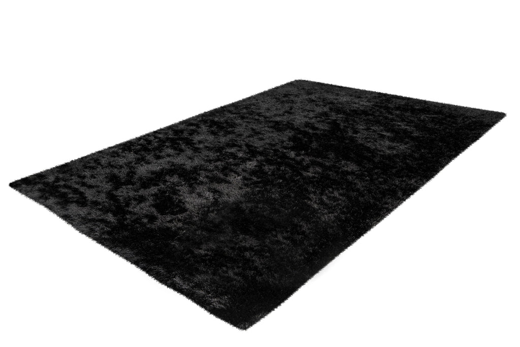 Zijaanzicht van zwart Softwave vloerkleed diepte en textuur zichtbaar