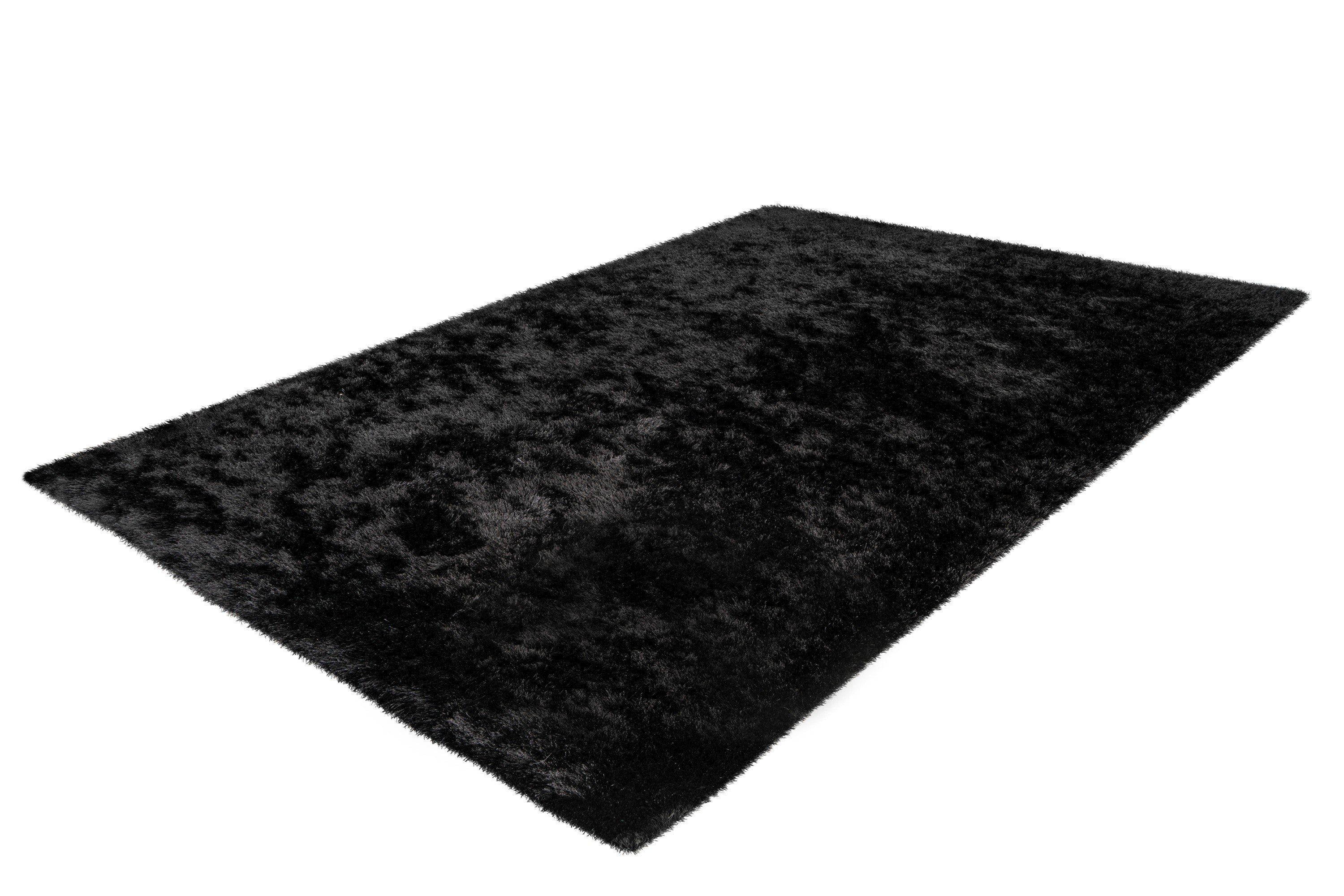 Zijaanzicht van zwart Softwave vloerkleed diepte en textuur zichtbaar