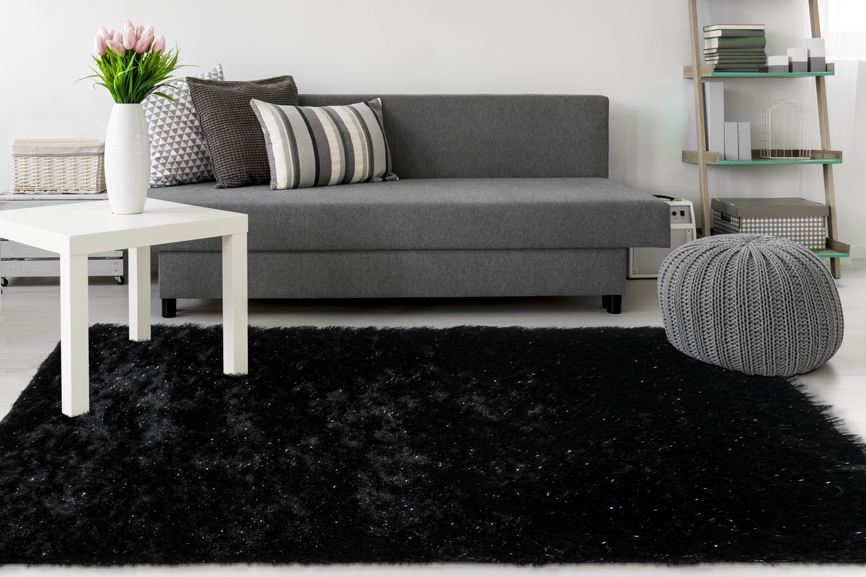 Zwart Softwave vloerkleed in moderne woonkamer met natuurlijke lichtinval