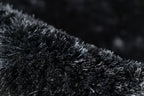 Close-up van golvende structuur van zwart Softwave vloerkleed met fijne vezels