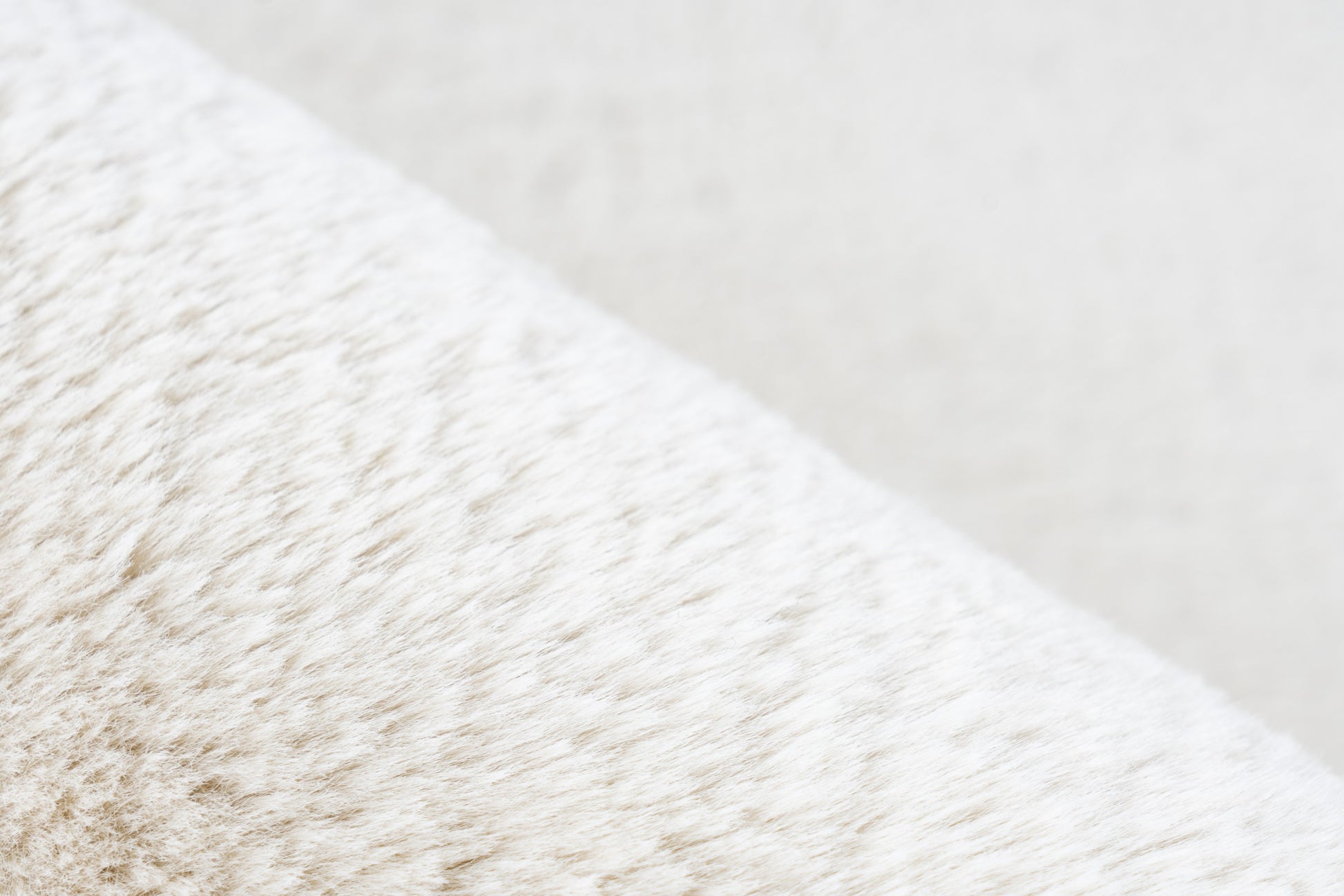Ingezoomd op de fijne vezels van het crème Vellyn vloerkleed voor een comfortabele uitstraling
