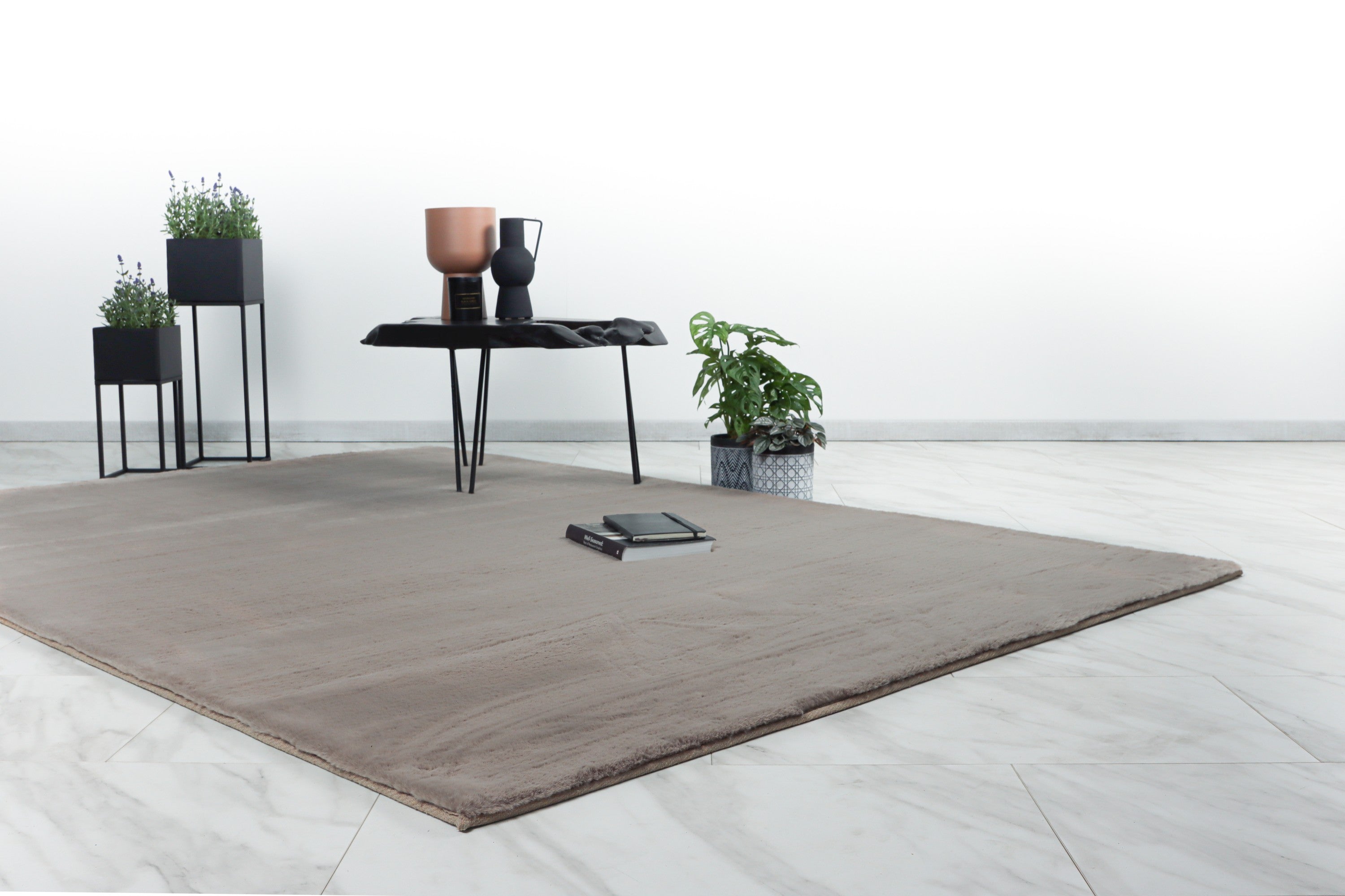 Het taupe Vellyn vloerkleed in een warme, gezellige woonkamer